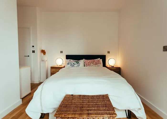 3 Bedroom Penthouse With Terrace And Skyline In Battersea